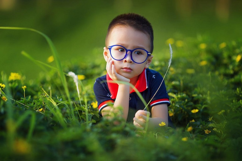 Tratamiento combinado de fármacos y lentes oftálmicas para ralentizar la progresión de la miopía en niños