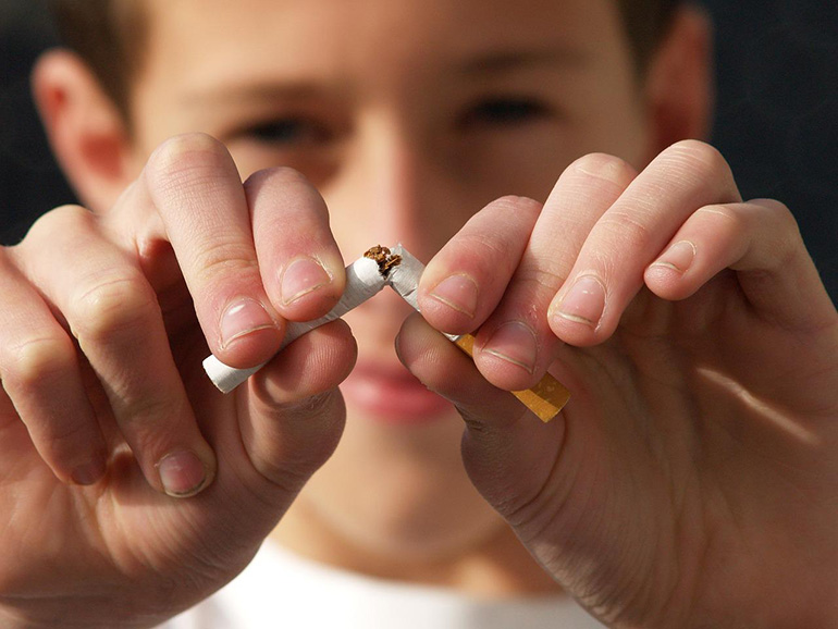 Dejar de fumar se relaciona con mejores tasas de supervivencia para las personas diagnosticadas con cáncer de pulmón
