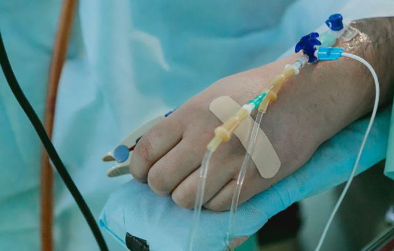 Añadir un anticuerpo monoclonal al tratamiento actual contra la covid aumenta un 30% la supervivencia de los pacientes ingresados