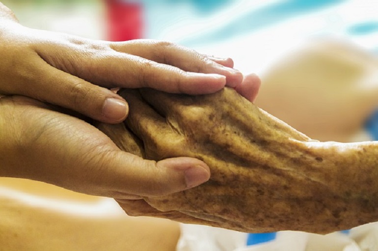 Auxiliar de enfermería vs auxiliar de geriatría, ¿qué los diferencia?