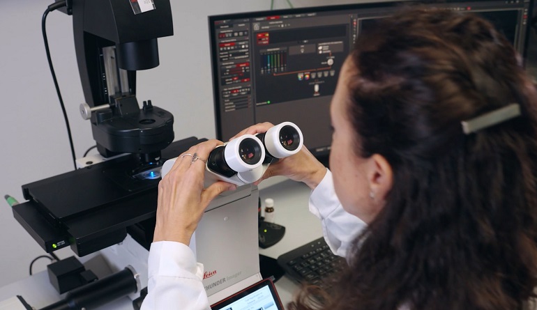 El CSIC patenta un dispositivo para evitar infecciones oculares en el uso de microscopios
