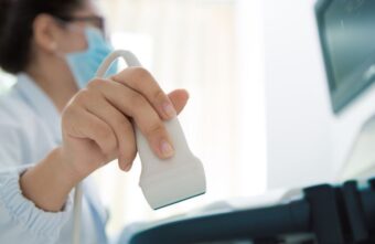 Ecógrafa realizando una prueba diagnóstica para ilustrar los servicios de radiología en Urgencias