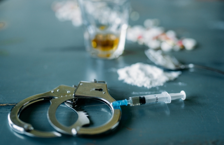Drogas: abordar su consumo como un problema de salud pública en lugar de criminalizar