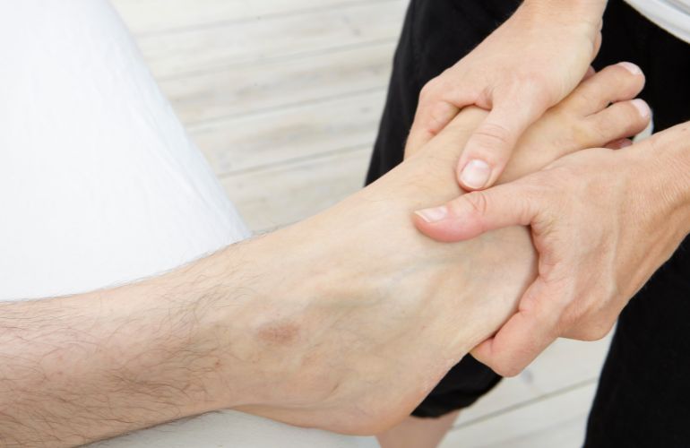 5 síntomas que avisan de que podrías tener artrosis en el empeine
