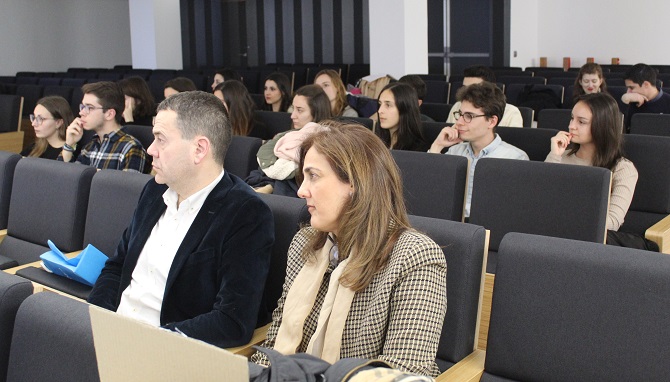 Jornada &laquo;hist&oacute;rica&raquo; en el Colegio de M&eacute;dicos de Salamanca con la entrega de carn&eacute;s de precolegiados a los estudiantes de Medicina