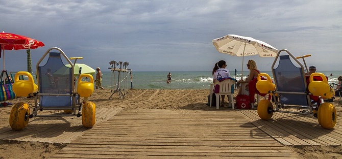 Cruz Roja cuenta con servicio de baño adaptado en 90 playas españolas