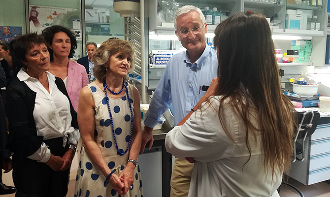 María Luisa Carcedo, junto a Eugenio Santos, escucha a una de las investigadoras del CIC / @CSIC Carcedo subraya el liderazgo mundial de España en la incorporación de las terapias CAR-T al sistema público de salud