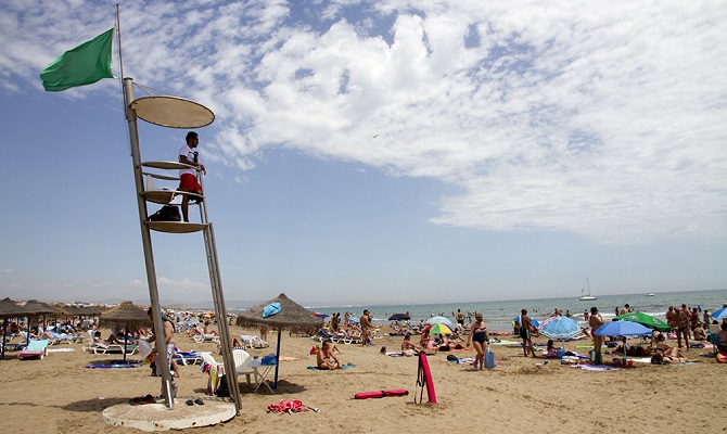 Cruz Roja realiza 96.000 intervenciones en las playas, con 2.400 personas rescatadas y 1.500 evacuadas a los hospitales