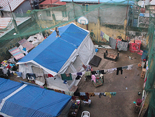 El gran campamento urbano de la esperanza para quienes lo perdieron todo en los deslizamientos de tierra
