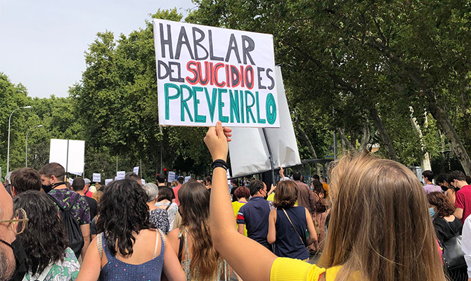 Centenares de personas exigen m&aacute;s recursos para prevenir el suicidio
