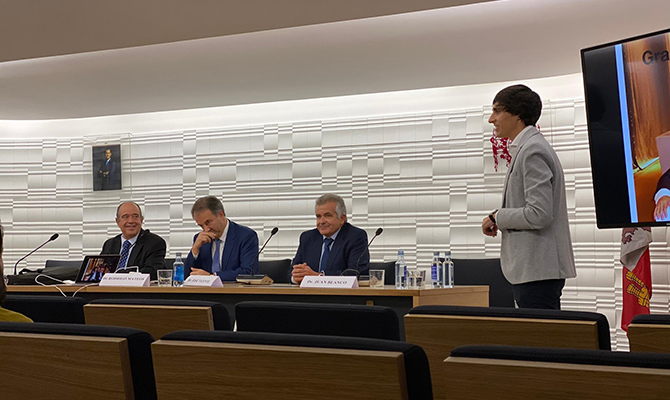 Reconocidos especialistas exponen las &uacute;ltimas innovaciones en el campo de la periodoncia y la implantolog&iacute;a dental