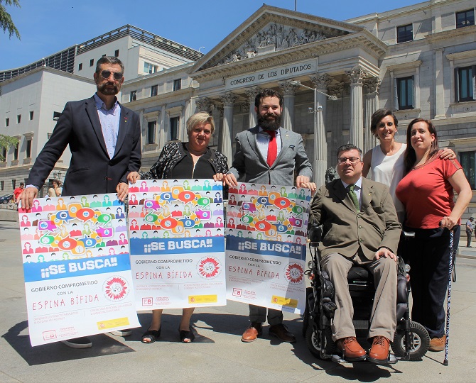 Personas con espina b&iacute;fida se concentran frente al Congreso &laquo;esperando&raquo; un Gobierno que atienda sus necesidades