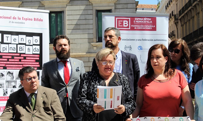 Personas con espina b&iacute;fida se concentran frente al Congreso &laquo;esperando&raquo; un Gobierno que atienda sus necesidades