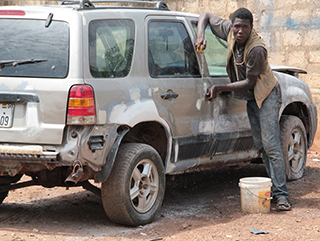 Peprah, un nigeriano rey de la chapa y pintura en Ghana