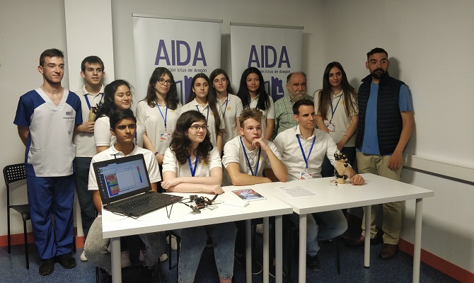 Alumnos de 4º de ESO diseñan un guante robótico para recuperar la movilidad de la mano de los pacientes de ictus
