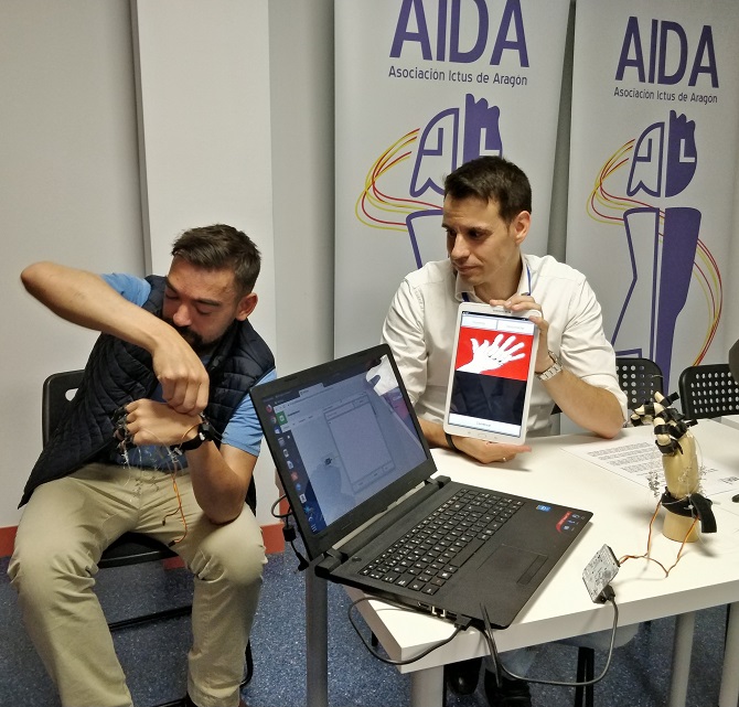 Alumnos de 4&ordm; de ESO dise&ntilde;an un guante rob&oacute;tico para recuperar la movilidad de la mano de los pacientes de ictus