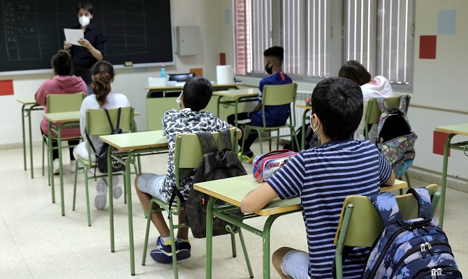 Castilla y Le&oacute;n afronta la vuelta a las aulas de Secundaria, FP y Bachillerato con otra jornada negativa que deja 566 nuevos contagios de COVID-19 y siete fallecidos