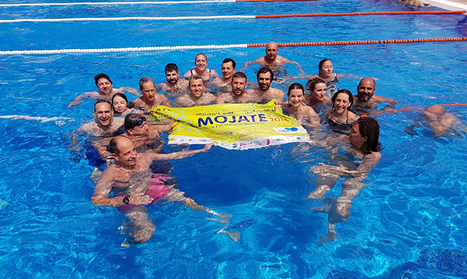 Una ola de refrescante solidaridad para apoyar a las personas con esclerosis m&uacute;ltiple
