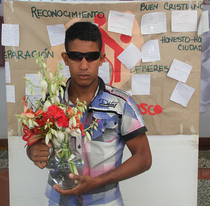 Una extra&ntilde;a foto: ‘Ex ni&ntilde;o soldado con florero’