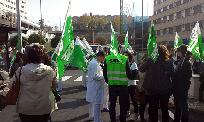 Arrancan las protestas contra la paralizaci&oacute;n de la OPE de Enfermer&iacute;a en un clima de m&aacute;xima indignaci&oacute;n