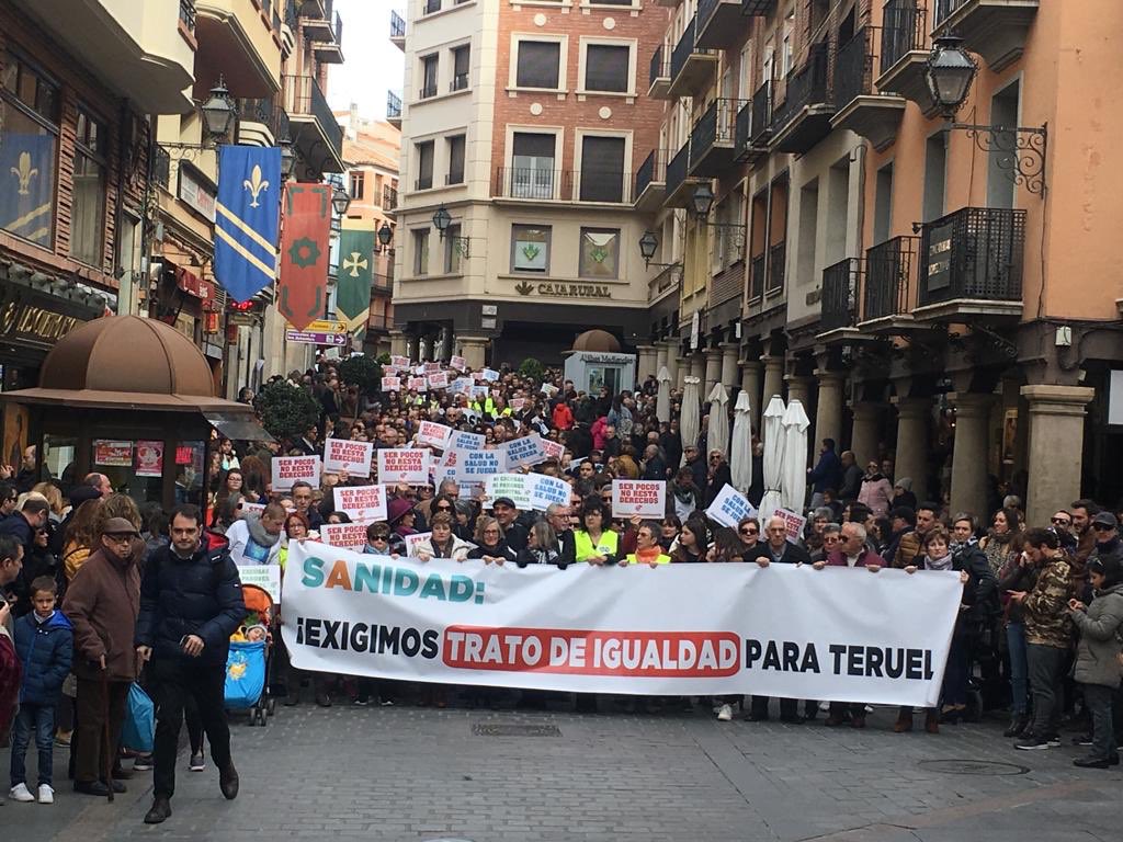 Manifestaciones históricas por la sanidad pública en Galicia y Teruel
