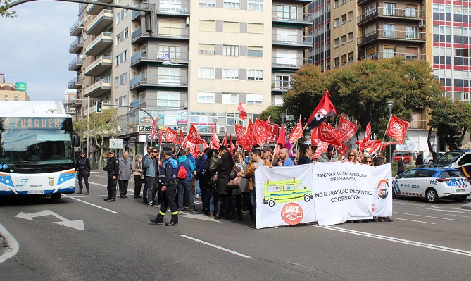 Los trabajadores de ambulancias avisan en la calle de que el cierre del centro coordinador de Salamanca aumentar&aacute; las demoras