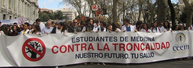 Los estudiantes de Medicina celebran &laquo;la ca&iacute;da final&raquo; de la Troncalidad