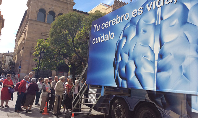 «Estudiar mucho, caminar y la dieta mediterránea son las claves contra la gran epidemia de este siglo, la demencia»