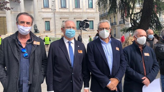 Los m&eacute;dicos inician la huelga para pedir m&aacute;s recursos y la retirada inmediata del Real Decreto que autoriza contratos a profesionales sin especialidad