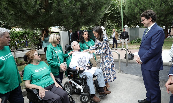 La Reina refuerza su compromiso con las enfermedades raras durante su visita al centro de referencia de Burgos