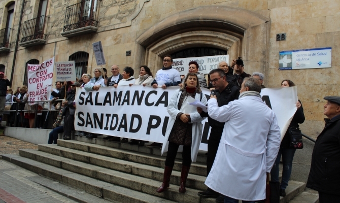 Miles de ciudadanos muestran su hartazgo por el deterioro de la Sanidad p&uacute;blica en Salamanca