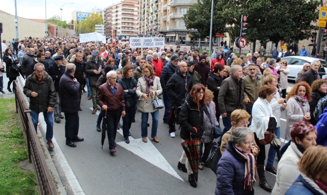 Miles de ciudadanos muestran su hartazgo por el deterioro de la Sanidad pública en Salamanca