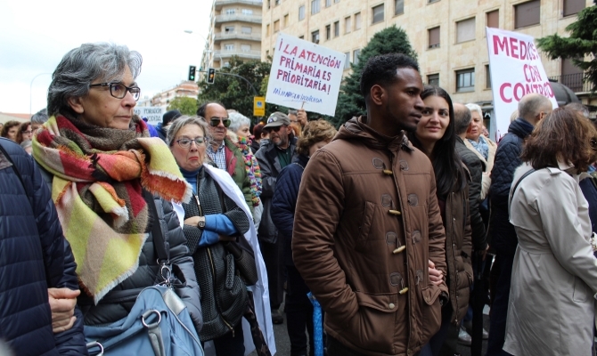 Miles de ciudadanos muestran su hartazgo por el deterioro de la Sanidad pública en Salamanca