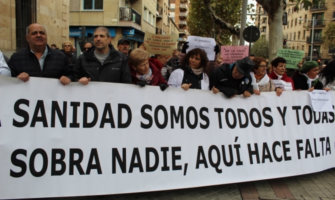 Miles de ciudadanos muestran su hartazgo por el deterioro de la Sanidad pública en Salamanca