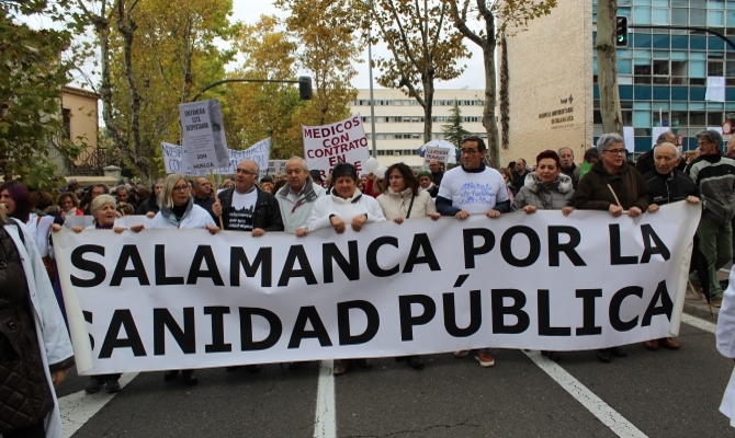 Miles de ciudadanos muestran su hartazgo por el deterioro de la Sanidad pública en Salamanca