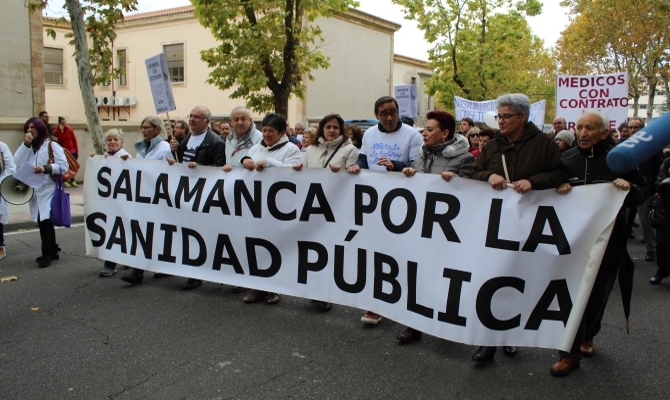 Miles de ciudadanos muestran su hartazgo por el deterioro de la Sanidad pública en Salamanca