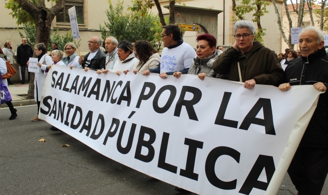Miles de ciudadanos muestran su hartazgo por el deterioro de la Sanidad pública en Salamanca