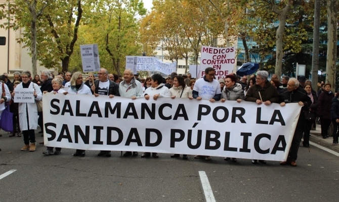 Miles de ciudadanos muestran su hartazgo por el deterioro de la Sanidad pública en Salamanca