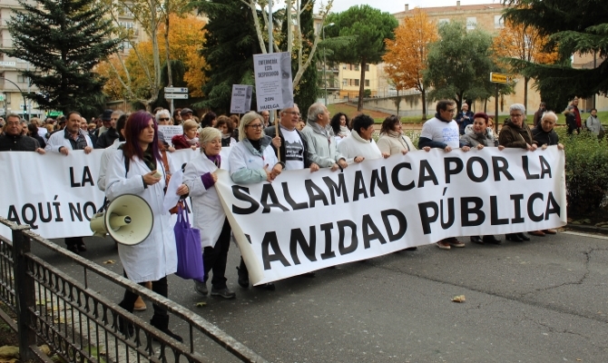 Miles de ciudadanos muestran su hartazgo por el deterioro de la Sanidad pública en Salamanca
