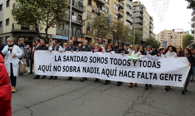 Miles de ciudadanos muestran su hartazgo por el deterioro de la Sanidad pública en Salamanca