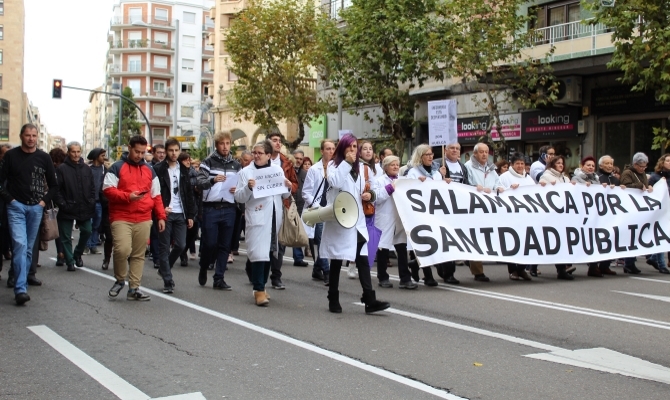 Miles de ciudadanos muestran su hartazgo por el deterioro de la Sanidad pública en Salamanca