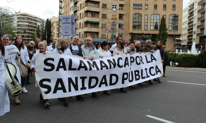Miles de ciudadanos muestran su hartazgo por el deterioro de la Sanidad pública en Salamanca