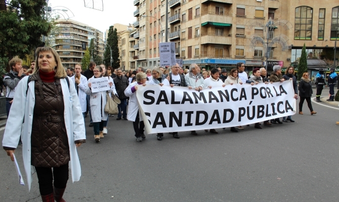 Miles de ciudadanos muestran su hartazgo por el deterioro de la Sanidad pública en Salamanca