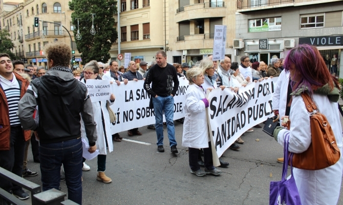 Miles de ciudadanos muestran su hartazgo por el deterioro de la Sanidad pública en Salamanca