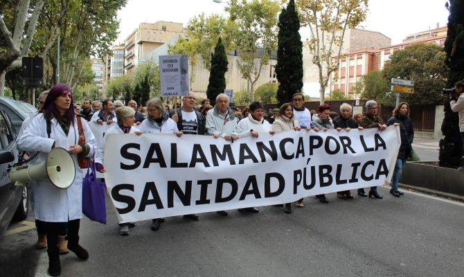 Miles de ciudadanos muestran su hartazgo por el deterioro de la Sanidad pública en Salamanca