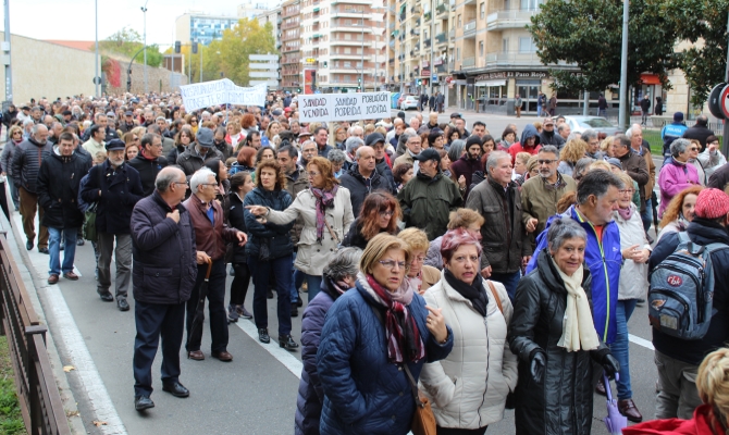 Miles de ciudadanos muestran su hartazgo por el deterioro de la Sanidad p&uacute;blica en Salamanca