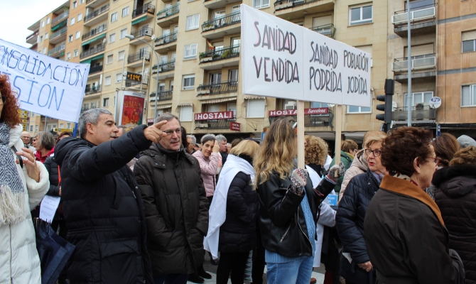 Miles de ciudadanos muestran su hartazgo por el deterioro de la Sanidad p&uacute;blica en Salamanca