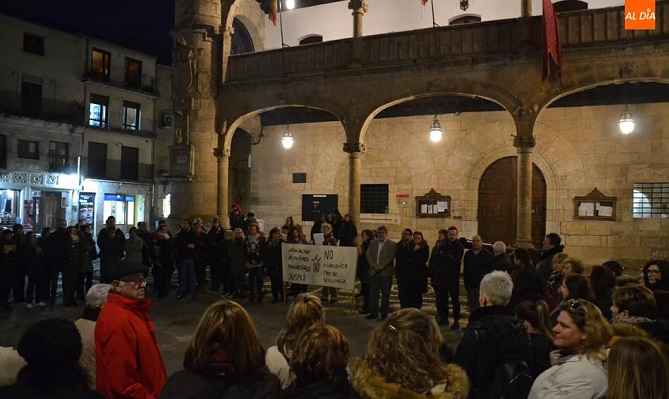 Una ‘marea morada’ ti&ntilde;e las ciudades espa&ntilde;olas para rechazar cualquier &laquo;paso atr&aacute;s&raquo; en la lucha contra la violencia de g&eacute;nero