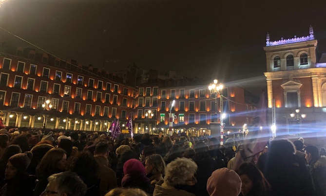 Una ‘marea morada’ ti&ntilde;e las ciudades espa&ntilde;olas para rechazar cualquier &laquo;paso atr&aacute;s&raquo; en la lucha contra la violencia de g&eacute;nero