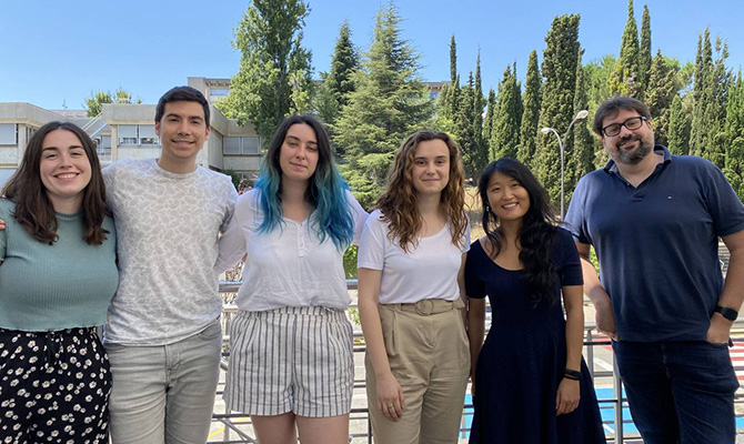 El equipo de investigación que dirige Ignasi Roig en el IBB de la UAB. De izquierda a derecha: María López Panadès, Andros Maldonado Linares, Mònica Ferrer Roda, Cristina Madrid Sandín, Yan Huang e Ignasi Roig Navarro / UAB Identifican nuevos genes relacionados con una vida reproductiva más larga en las mujeres
